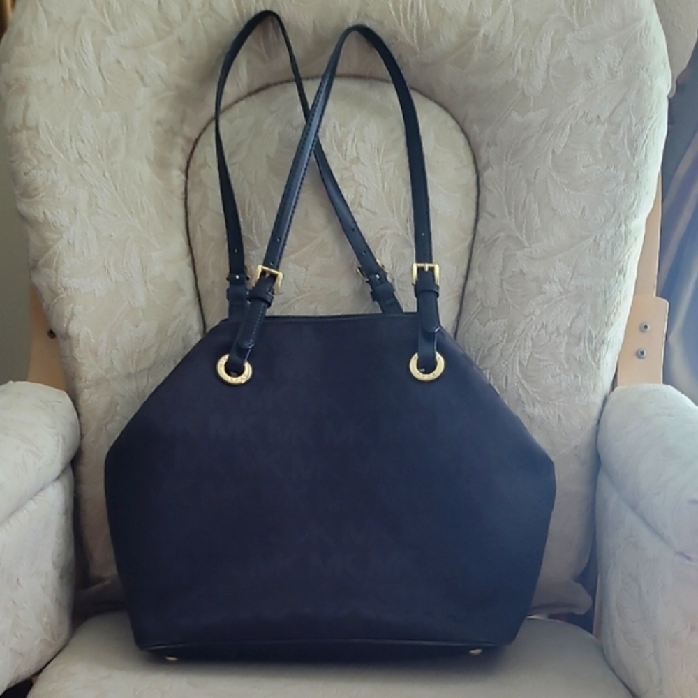 Michael Kors Elegant Black Shoulder Bag with Gold Details